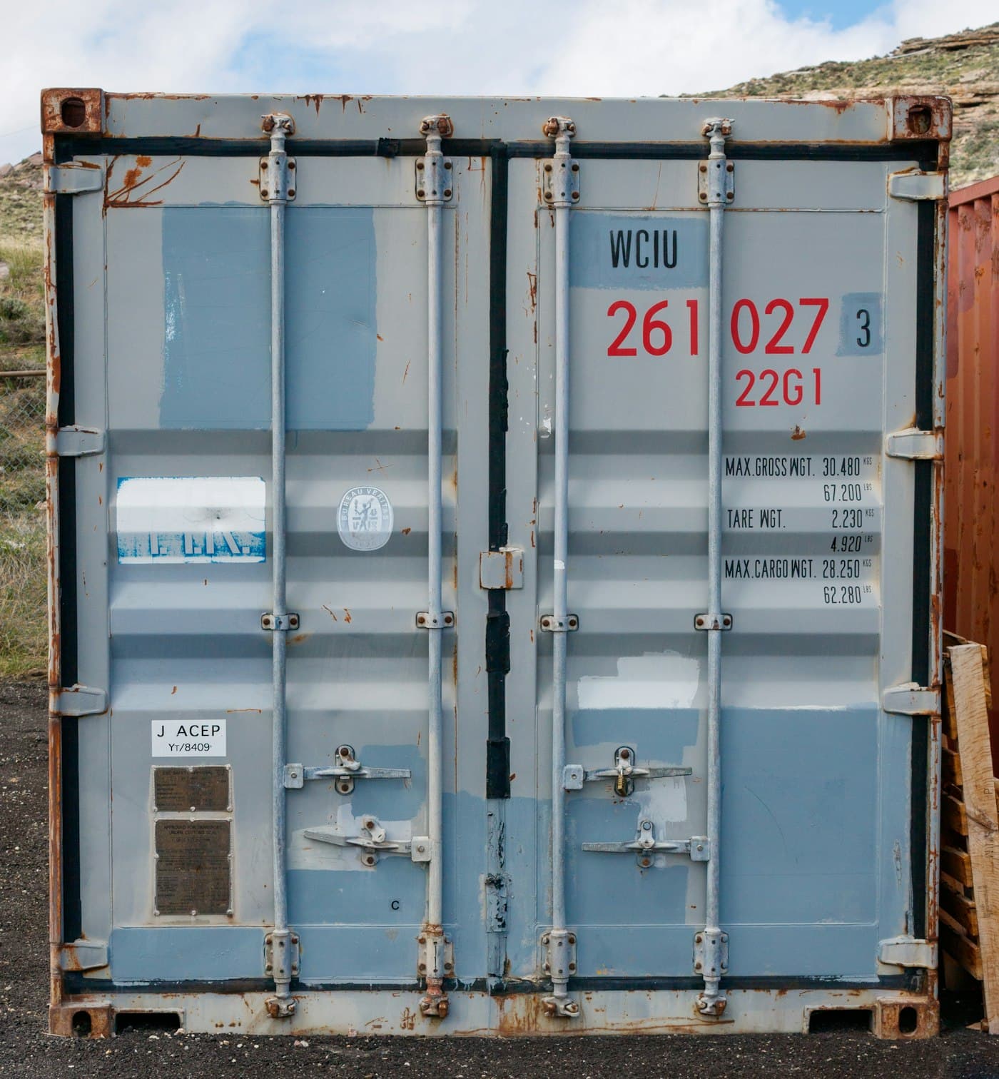 Portas de um container marítimo fechado