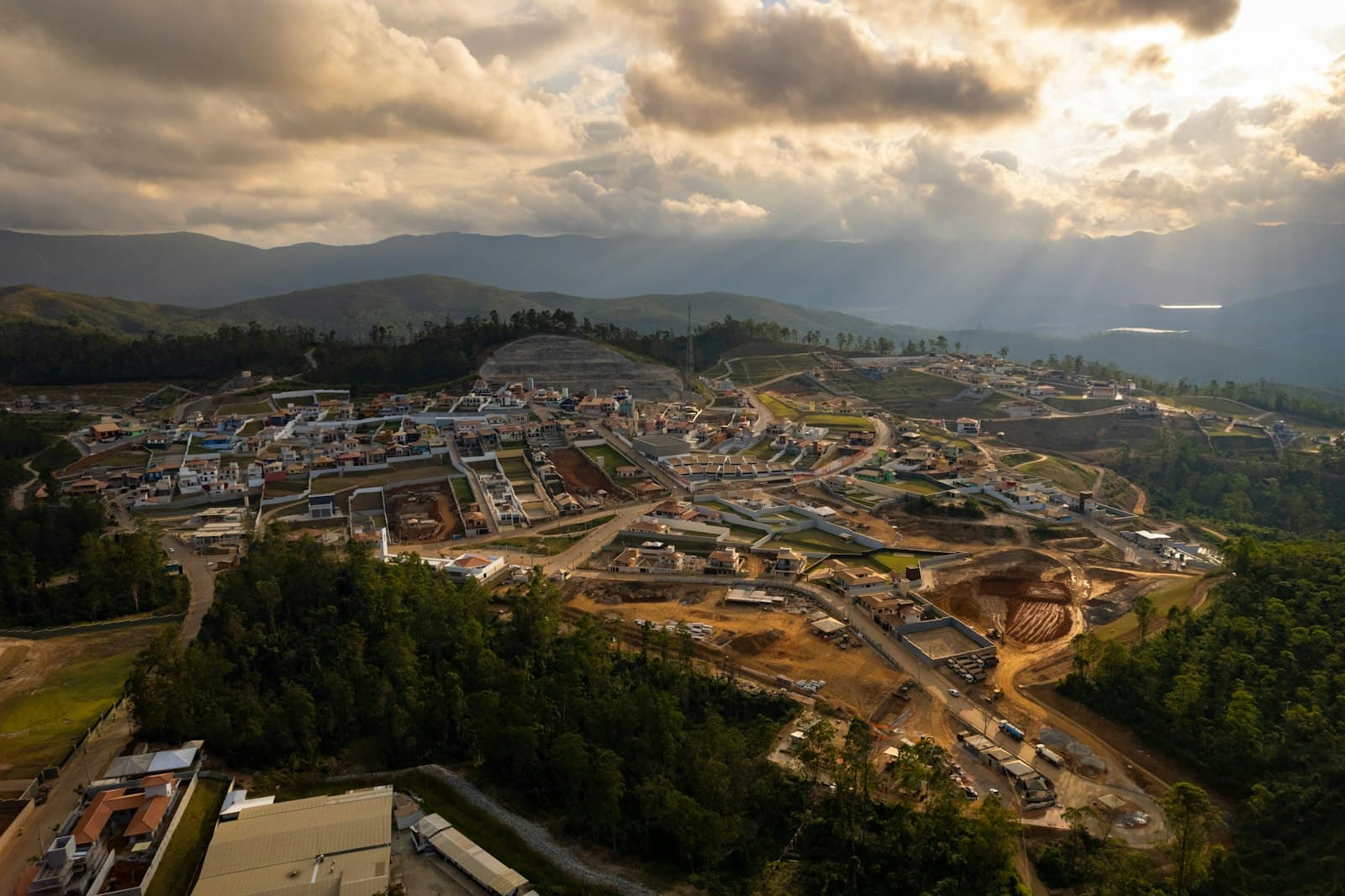 Vista aérea de uma obra de loteamento