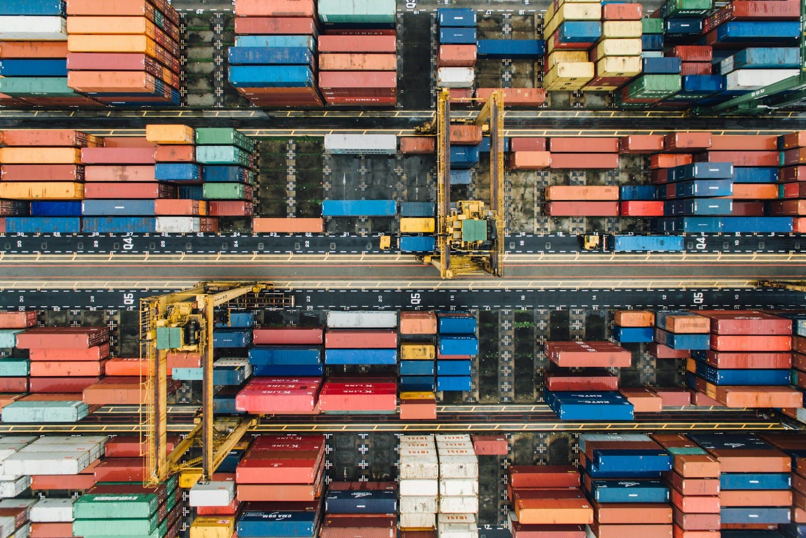 Vista aérea de um pátio portuário com containers