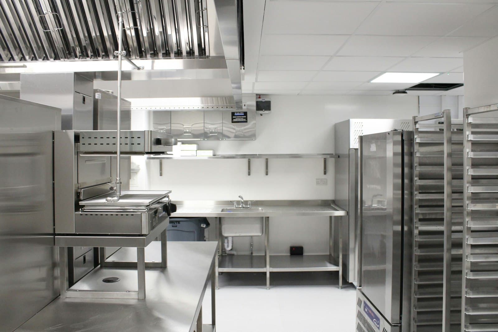 Cozinha compacta em aço inox
