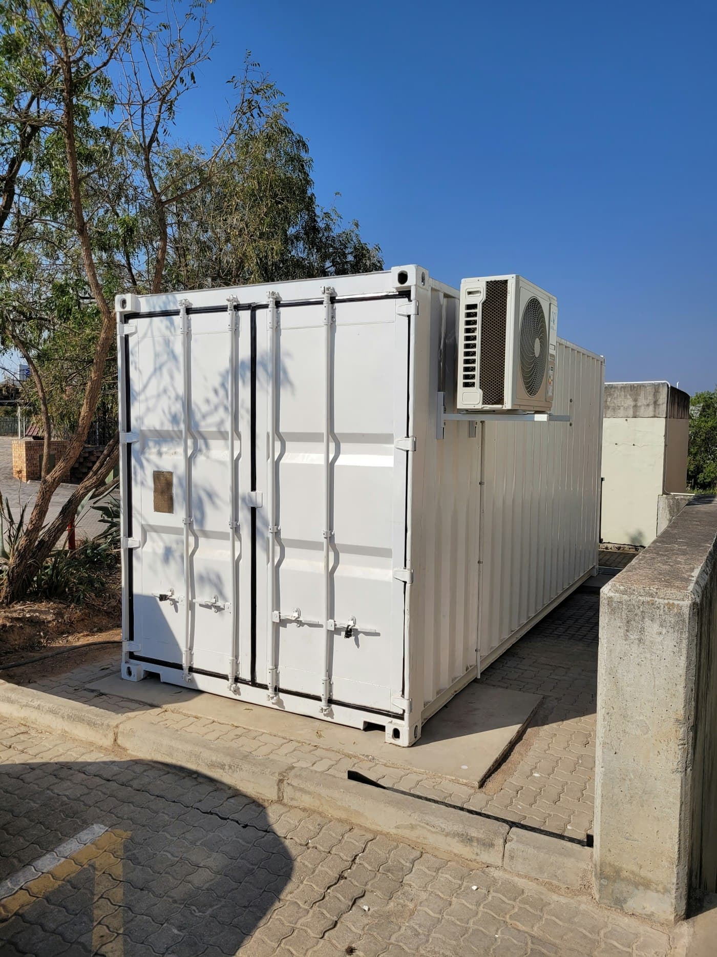 Container branco com ar-condicionado instalado