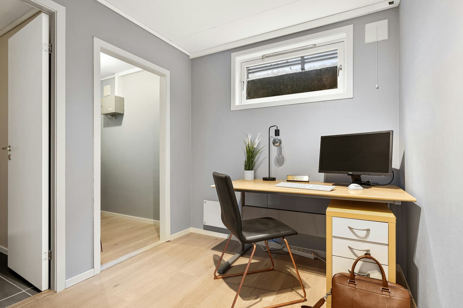 Interior de escritório compacto com mesa e computador