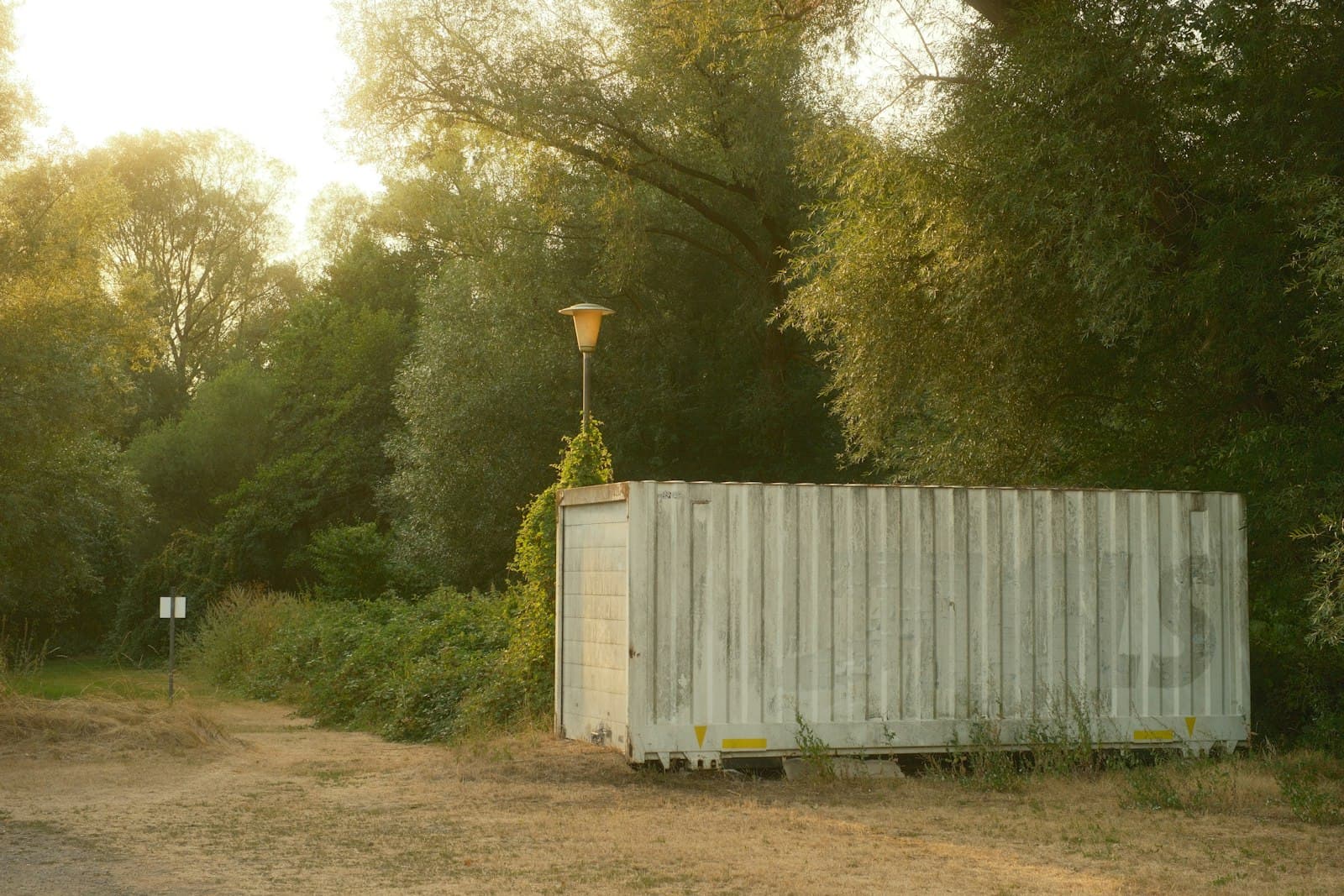 Container de armazenagem posicionado em terreno aberto